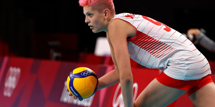 AKP'li isimler 'kadro dışı bırakılsın' diyordu: Beyoğlu Belediyesi milli maç afişinden Ebrar Karakurt'u sildi, Hande Baladın da onunla birlikte 'yandı'