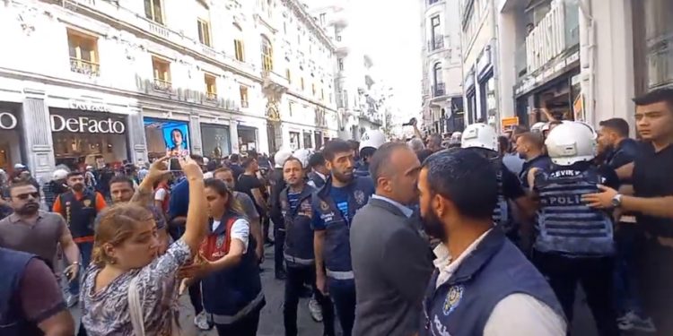 AYM kararını hiçe sayan polis Cumartesi Annelerini yine gözaltına aldı