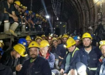 Açlık grevindeki madencilerin aileleri Yıldız Holding önüne gitti: 'Bir can ölmeden gelin'