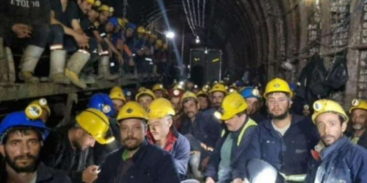 Açlık grevindeki madencilerin aileleri Yıldız Holding önüne gitti: 'Bir can ölmeden gelin'