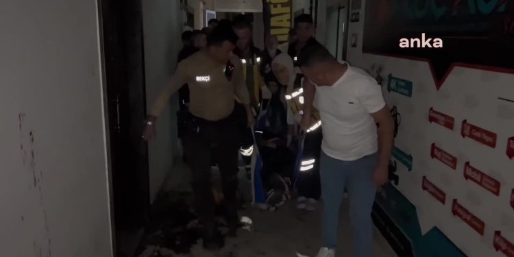 Aksaray'da esnaf arasında sigara izmariti yüzünden çıkan tartışmada 4 kişi yaralandı