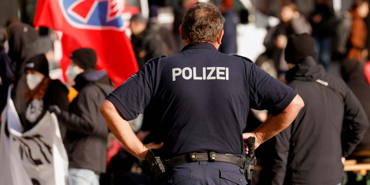 Almanya'da Nazi ideolojisini yayan bir derneğe baskın: Tarikat benzeri, son derece ırkçı ve antisemitist