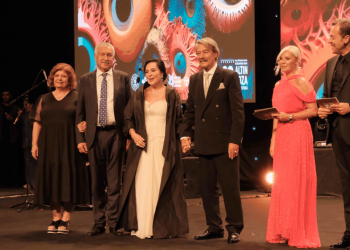 Altın Koza'da ödüller sahiplerini buldu: Sinemanın Yüzü ödülü Türkan Şoray ve Kadir İnanır'a verildi