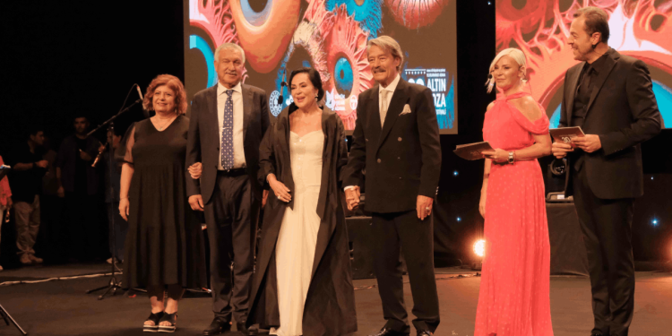 Altın Koza'da ödüller sahiplerini buldu: Sinemanın Yüzü ödülü Türkan Şoray ve Kadir İnanır'a verildi