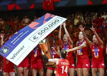 Avrupa Şampiyonu Filenin Sultanları, 500 bin euroluk ödülün sahibi oldu