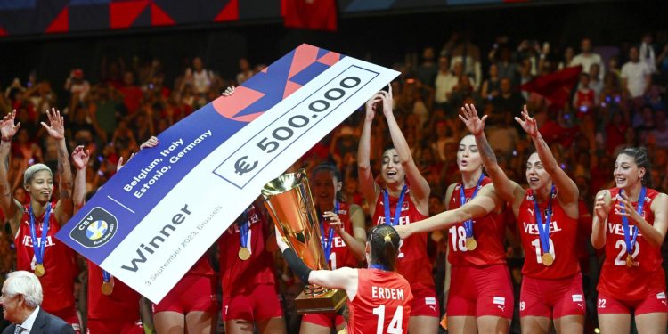 Avrupa Şampiyonu Filenin Sultanları, 500 bin euroluk ödülün sahibi oldu