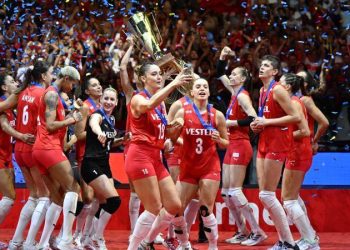 Avrupa Şampiyonu "Filenin Sultanları" kupasını aldı