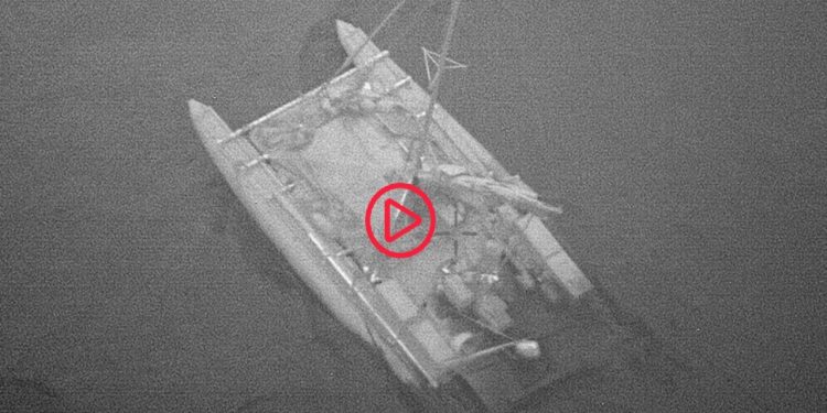 Avustralya'da köpek balığı saldırısı: Şişme katamarandaki üç kişi kurtarıldı