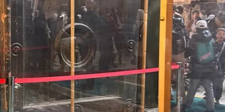 Ayasofya’nın bir kapısı daha kırıldı: 'Sadece ittirdim'