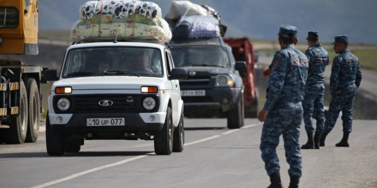 Azerbaycan iki üst düzey Karabağlı Ermeni komutanı yakaladı
