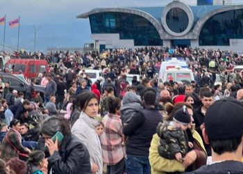 Azerbaycan'dan 'entegrasyon' sinyali: Binlerce Ermeni Karabağ havaalanına akın etti