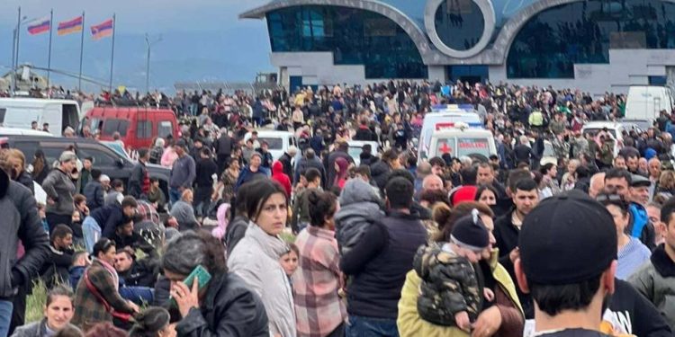 Azerbaycan'dan 'entegrasyon' sinyali: Binlerce Ermeni Karabağ havaalanına akın etti