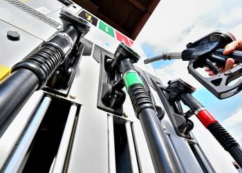 Benzin ve motorine büyük zam yolda: Yıl sonuna kadar indirim beklenmiyor