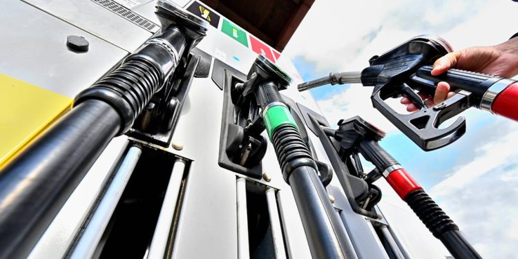 Benzin ve motorine büyük zam yolda: Yıl sonuna kadar indirim beklenmiyor