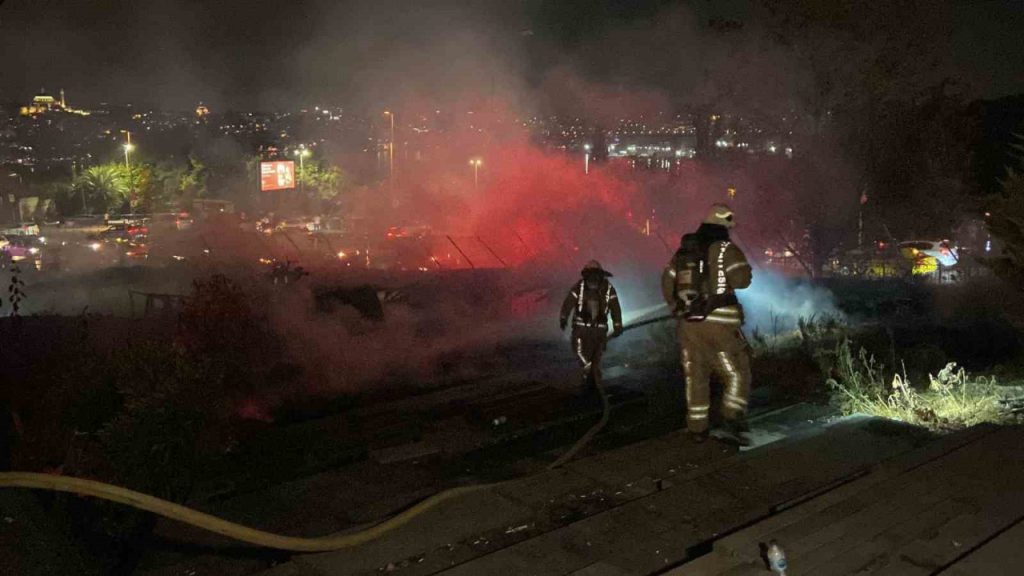 Beyoğlu Evlendirme Dairesi’nin bahçesinde korkutan yangın