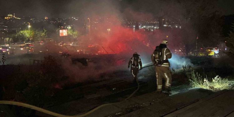 Beyoğlu Evlendirme Dairesi’nin bahçesinde korkutan yangın