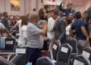 Blok liste önerisi gerginlik yarattı: CHP İzmir Kongresi'nde genel merkezciler ve değişimciler arasında kısa süreli arbede