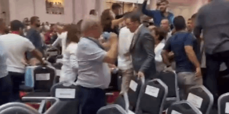 Blok liste önerisi gerginlik yarattı: CHP İzmir Kongresi'nde genel merkezciler ve değişimciler arasında kısa süreli arbede