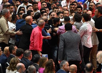 CHP İzmir İl Kongresi’nde iki grup arasında arbede