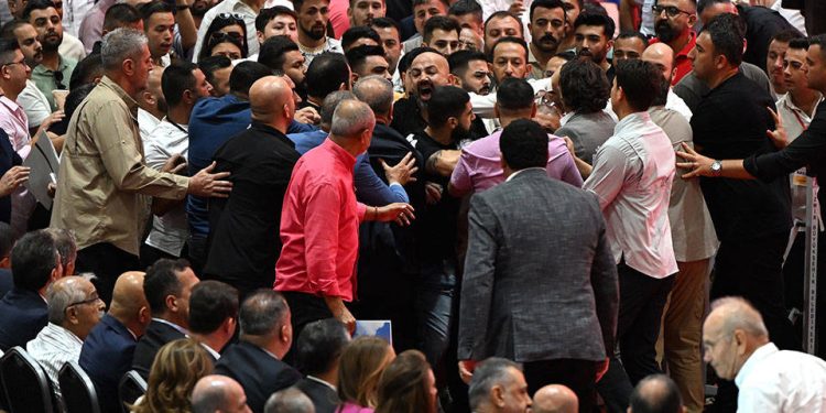 CHP İzmir İl Kongresi’nde iki grup arasında arbede