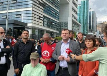 CHP ve Yeşil Sol Partili vekiller Aksa Holding binasına alınmadı