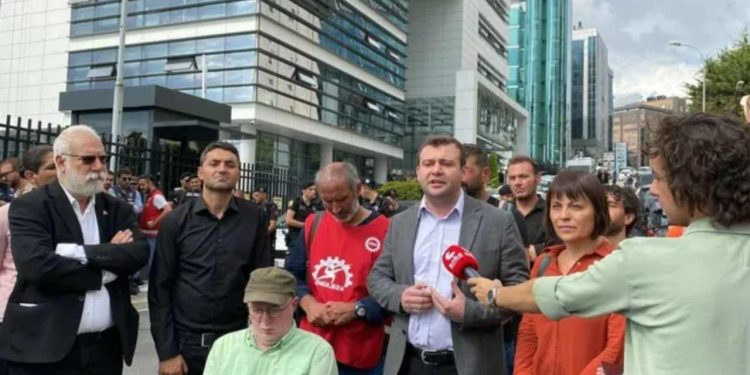 CHP ve Yeşil Sol Partili vekiller Aksa Holding binasına alınmadı