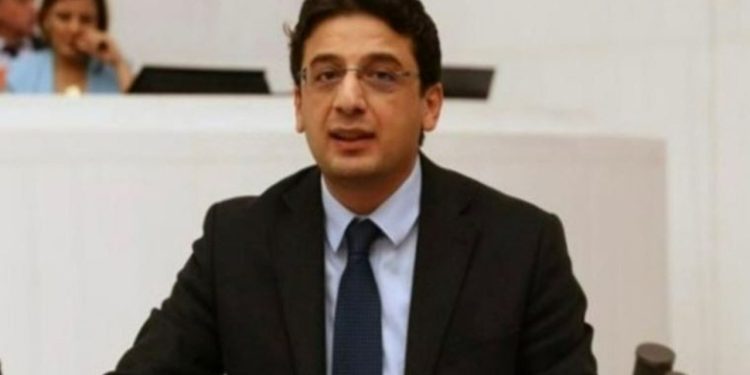 CHP’li Emre: 'Kırmızı bültenle aranan kişiye vatandaşlık verildi mi?'