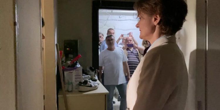 Canan Kaftancıoğlu İstanbul'daki sel felaketinde evlerini su basan aileyi ziyaret etti