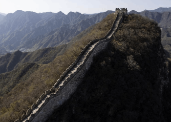 Çin Seddi'ne kestirme yol kazdılar