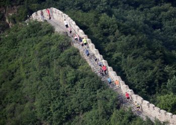 Çin Seddi'ni kepçeyle delen iki şüpheli gözaltında