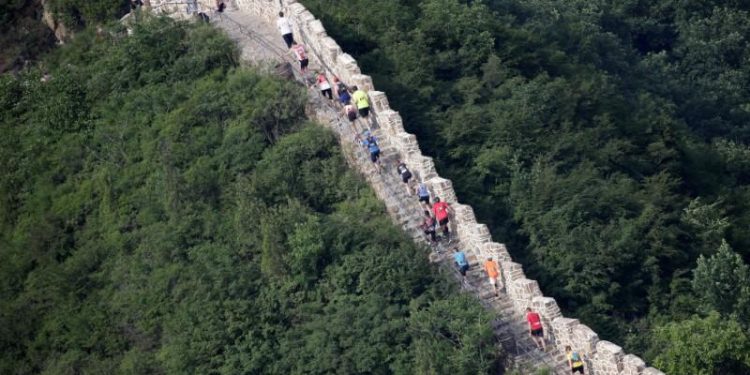 Çin Seddi'ni kepçeyle delen iki şüpheli gözaltında