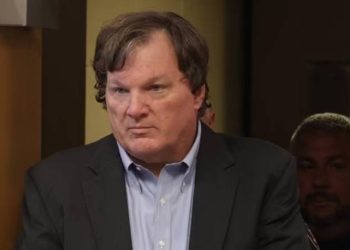 Cinayet zanlısı, evinde bulunan yüzlerce silahı satmak için geri istedi