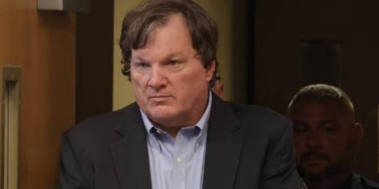 Cinayet zanlısı, evinde bulunan yüzlerce silahı satmak için geri istedi