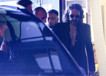 Cinsel saldırı iddialarının ardından: YouTube, Russell Brand'in reklam gelirlerine erişimini engelledi