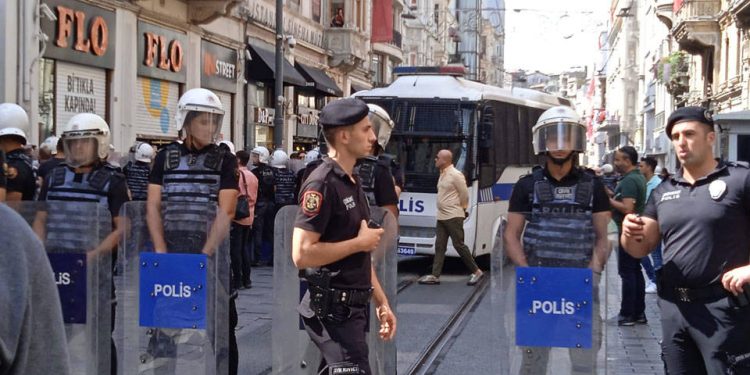Cumartesi Anneleri’ne 962. haftada da kelepçe!