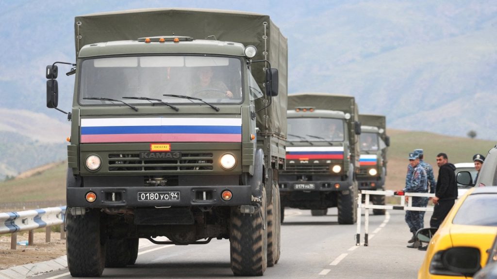 Dağlık Karabağ Ermenileri silahlarını teslim etmeye başladı: Ermenistan'da protestolar sürüyor