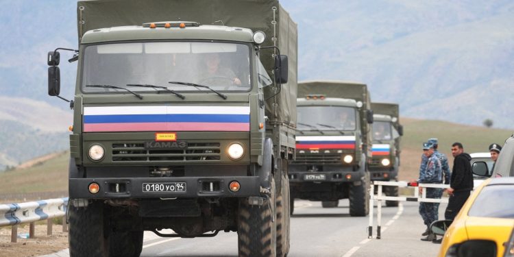 Dağlık Karabağ Ermenileri silahlarını teslim etmeye başladı: Ermenistan'da protestolar sürüyor