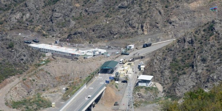 Dağlık Karabağ: İnsani yardım Azerbaycan ve Ermenistan üzerinden gelmeye başladı