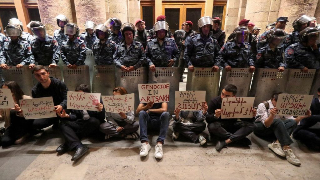 Dağlık Karabağ'da ateşkes sonrası Ermenistan'da protestolar: Karabağ görüşmeleri bugün başladı