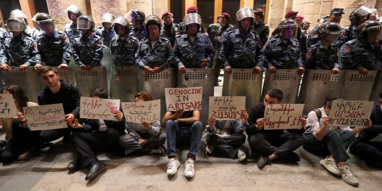 Dağlık Karabağ'da ateşkes sonrası Ermenistan'da protestolar: Karabağ görüşmeleri bugün başladı