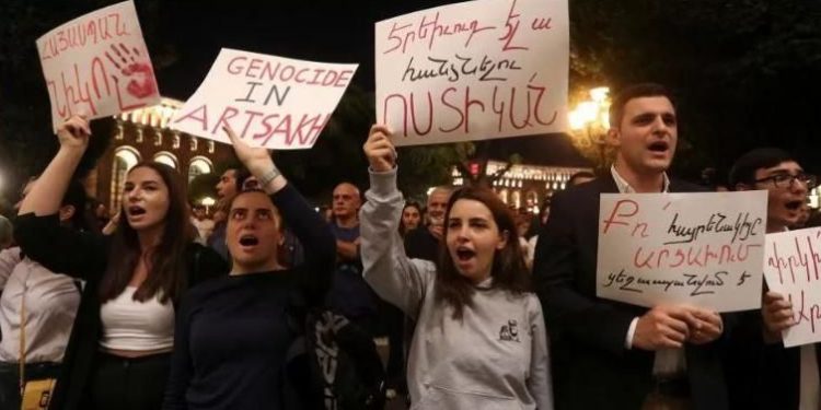 Dağlık Karabağ’da ilan edilen ateşkes sonrası Ermenistan’da protestolar: Göstericiler, Başbakan Paşinyan’ın istifasını istedi