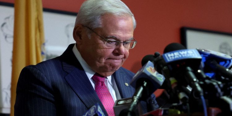 Demokratlar'dan rüşvetle suçlanan Senatör Menendez'e istifa çağrıları artıyor