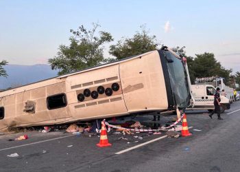 Denizli’de kamyon ile yolcu otobüs çarpıştı: 6 ölü, 42 yaralı