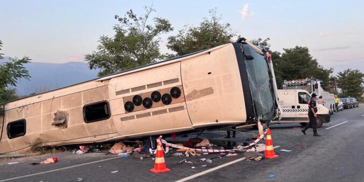 Denizli’de kamyon ile yolcu otobüs çarpıştı: 6 ölü, 42 yaralı