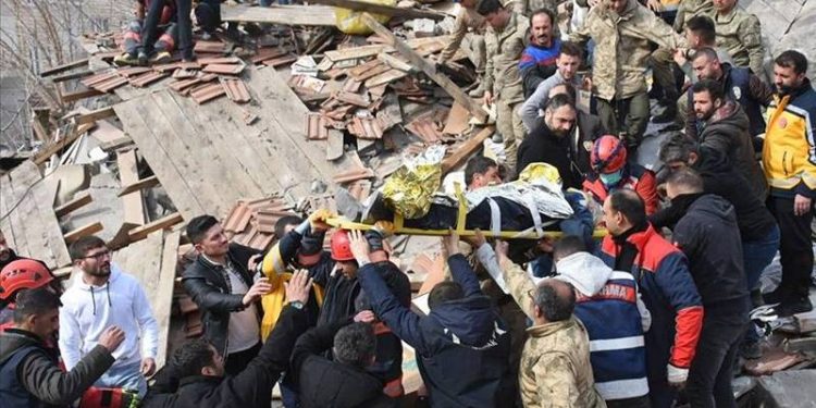 Deprem sonrası kayıtlara “ölü” olarak geçen kadın yaşadığını ispat etmeye çalışıyor: Nikâhtan bile düşmüşüm