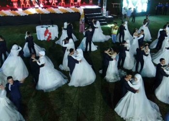 Depremzede 100 çift toplu düğün töreniyle dünyaevine girdi