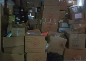 Depremzedelere gönderilen yardım kolilerini depoda saklayıp parça parça satmışlar!