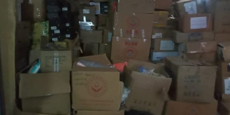 Depremzedelere gönderilen yardım kolilerini depoda saklayıp parça parça satmışlar!