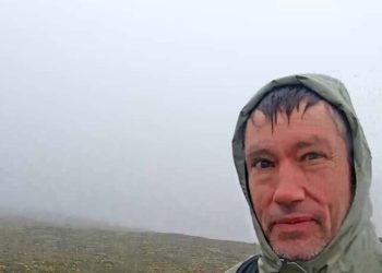 Dikkatli izleyiciler fark etti: Kayıp yürüyüşçü canlı yayındaki 'ayı kamerası' sayesinde kurtuldu