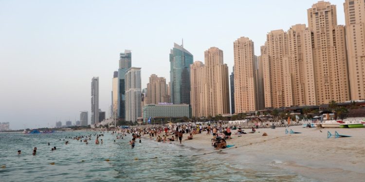 Dubai'de helikopter denize düştü: Bir pilot öldü, diğeri aranıyor